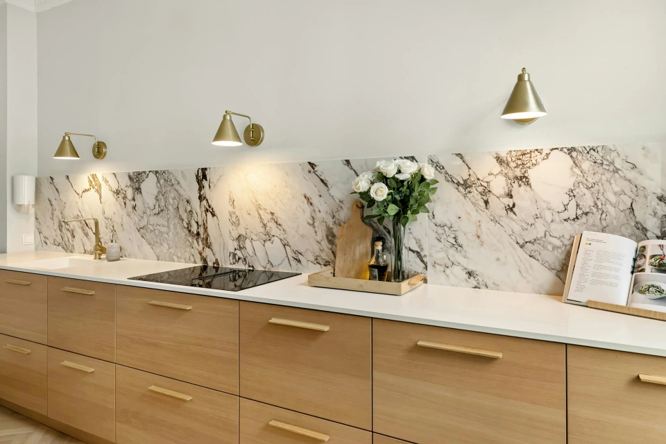 Kitchen splashback tiles Newcastle NSW – modern tile and glass splashback installation